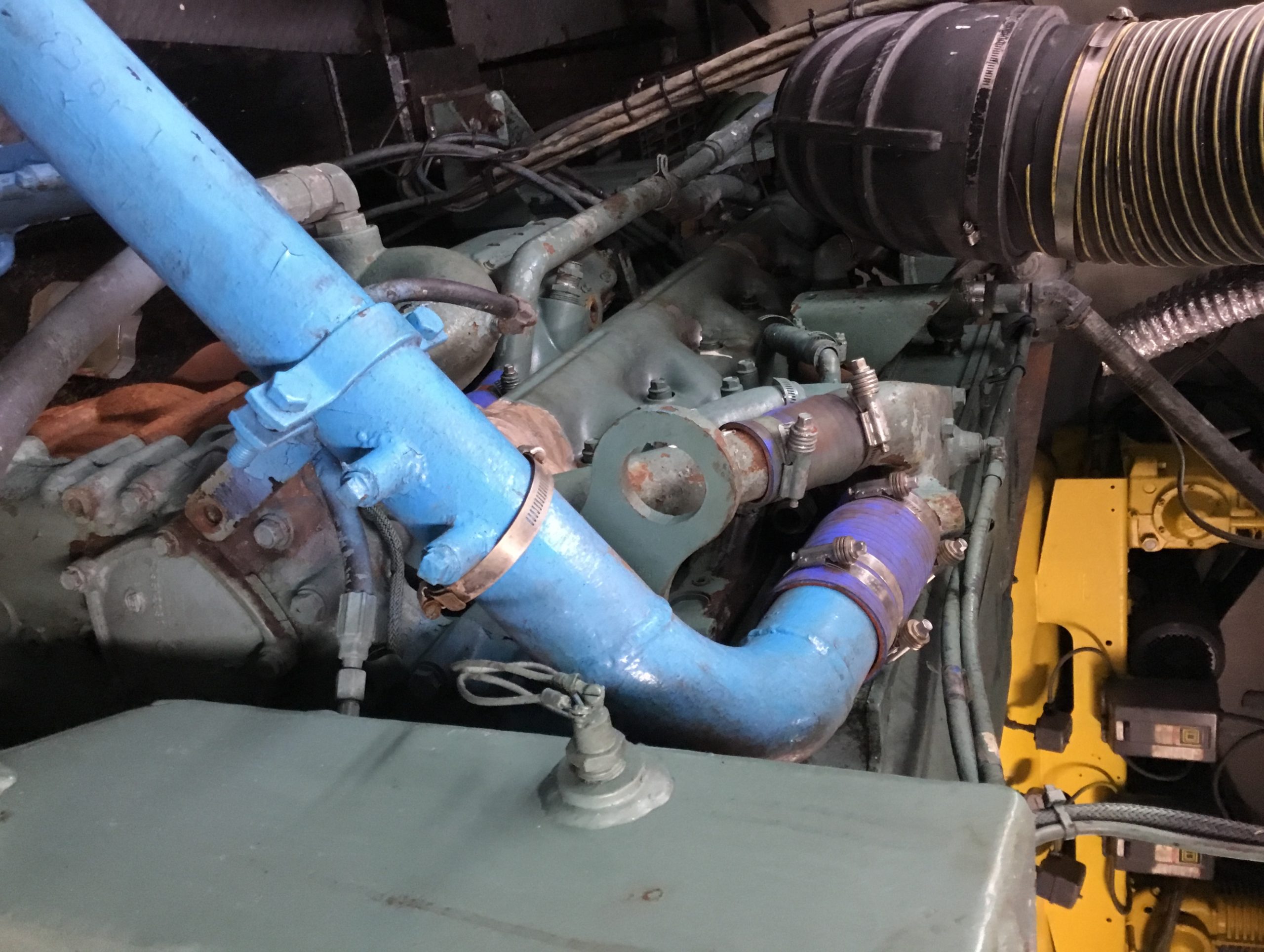 Marine diesel inboard engine and cooling-system installation in a vessel engine room